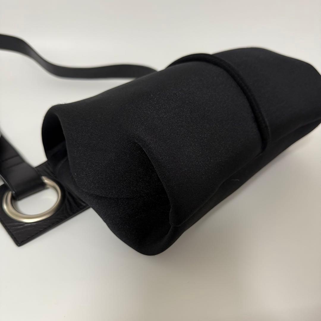 【24時間以内発送】カワカワ　ボディバッグ　WET ハトメ　ブラック