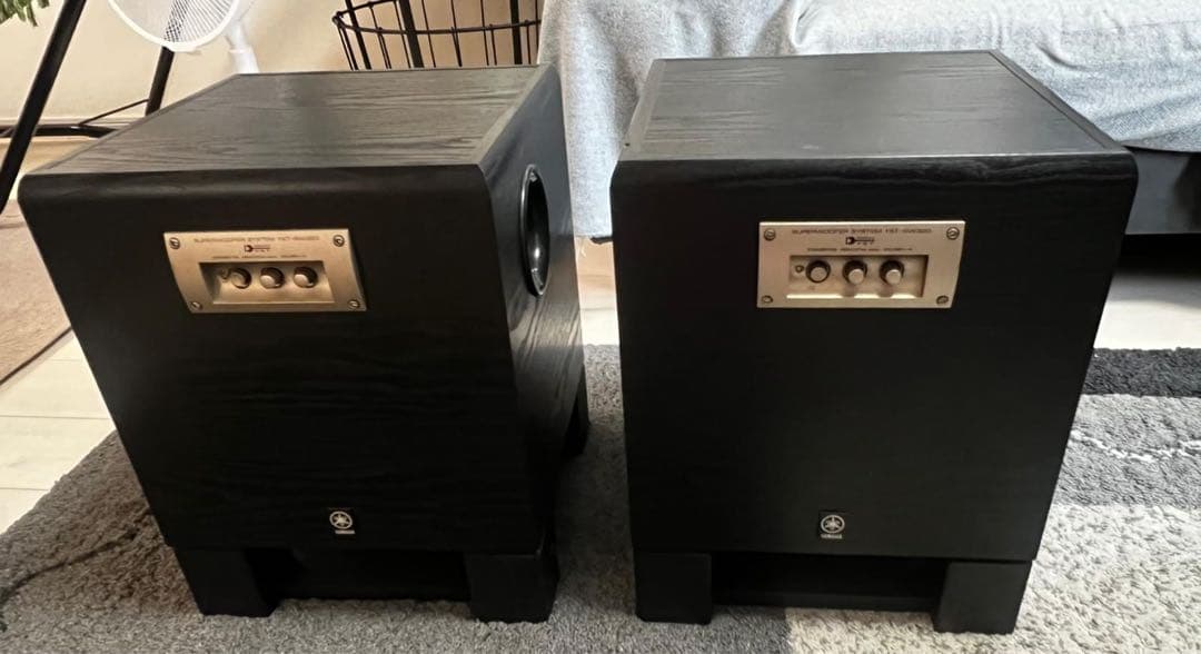 サブウーファー 黒 角型デザイン