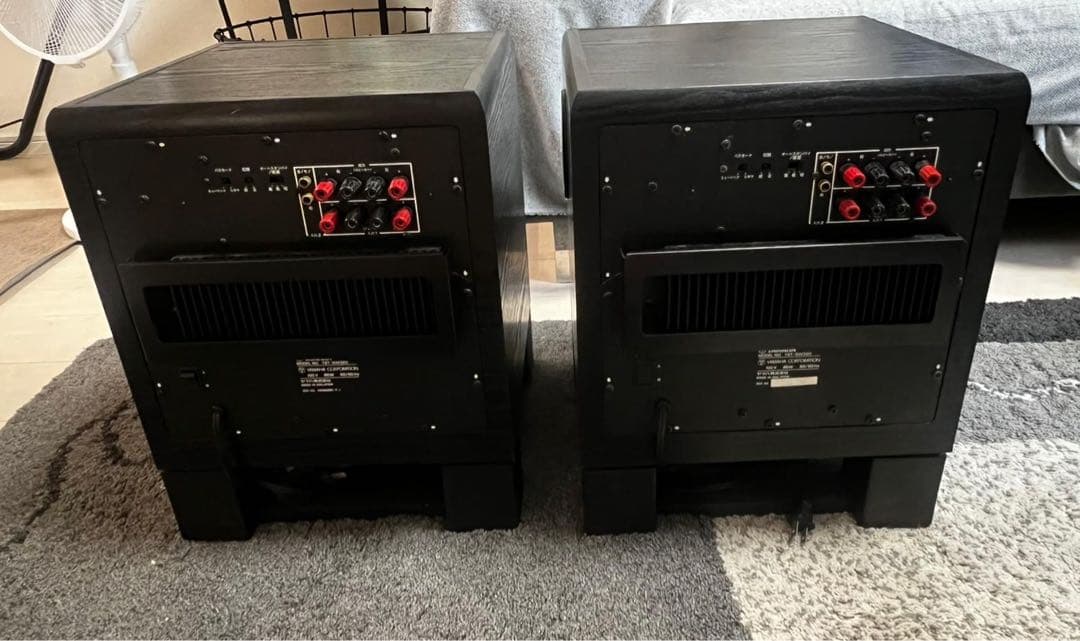 サブウーファー 黒 角型デザイン