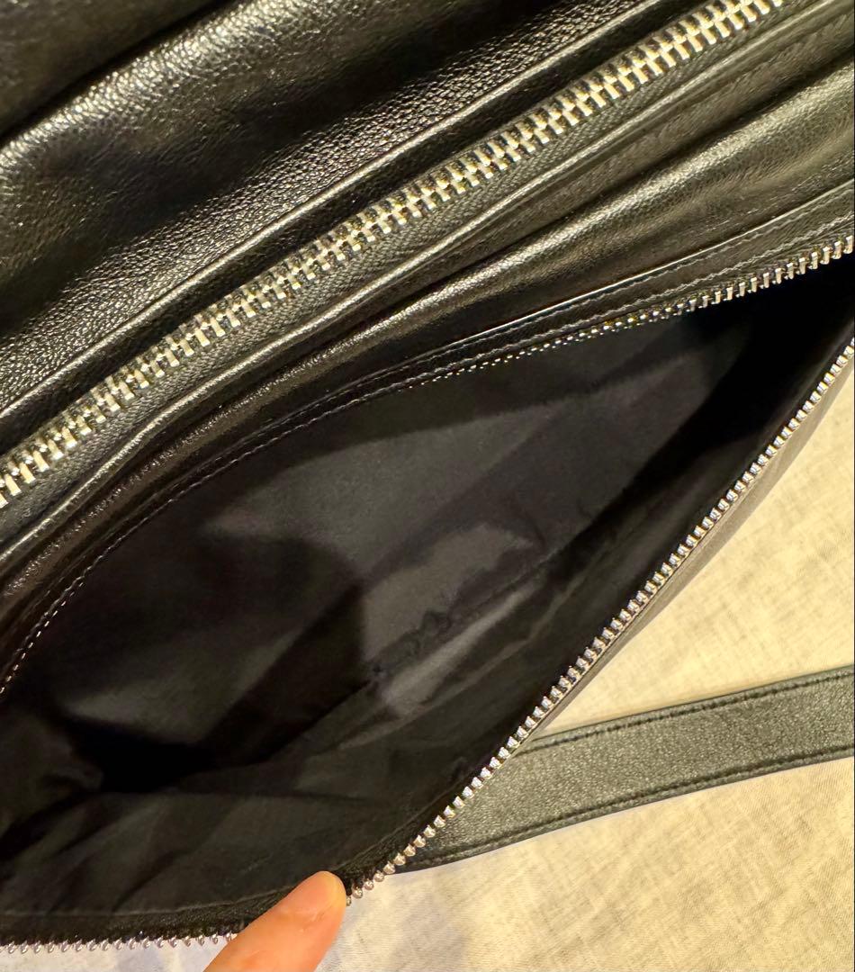 SAINT LAURENT ブラックレザー ショルダーバッグ　2回使用