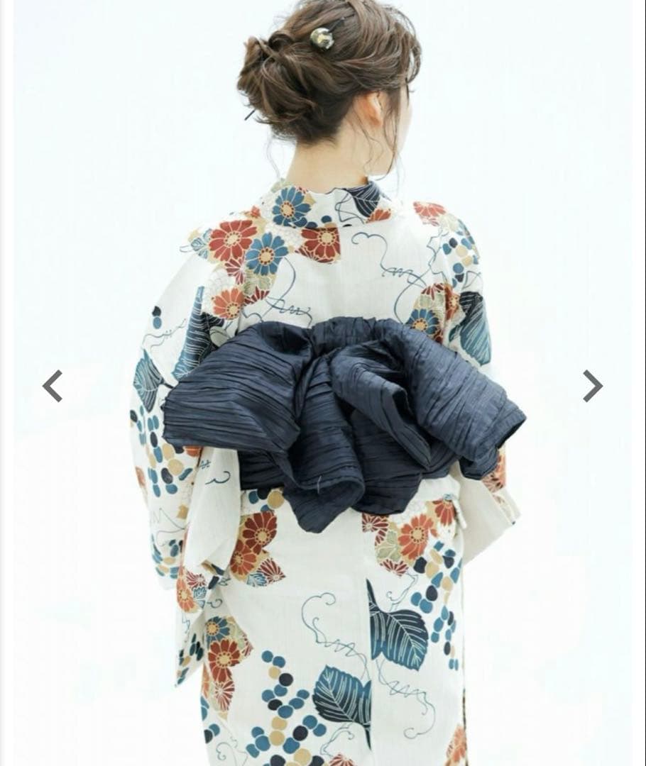 Dita 花柄浴衣・帯セット（白地・紺帯）