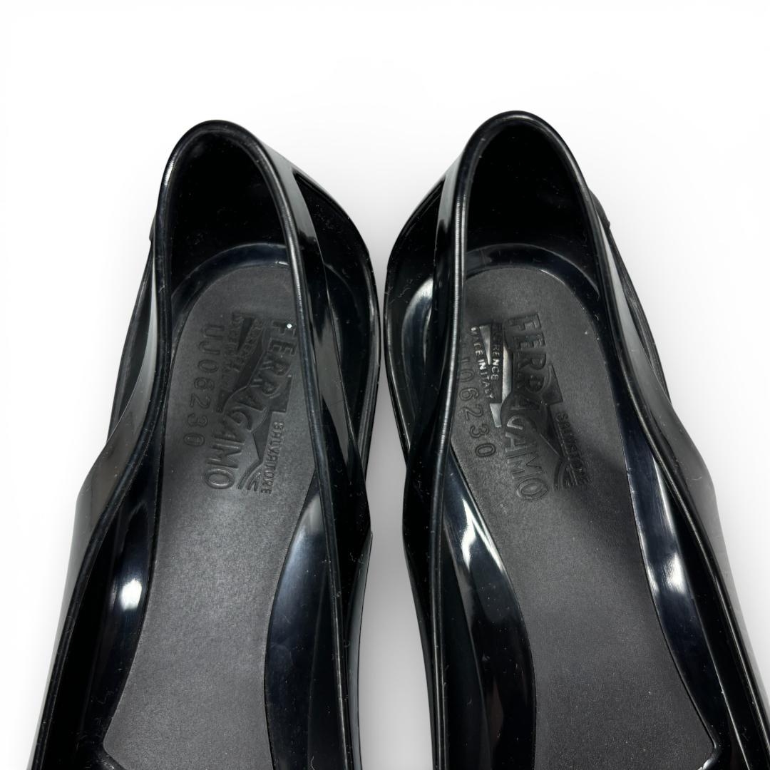 一足あると便利✨ フェラガモ Jelly フラットラバーシューズ 7 24cm