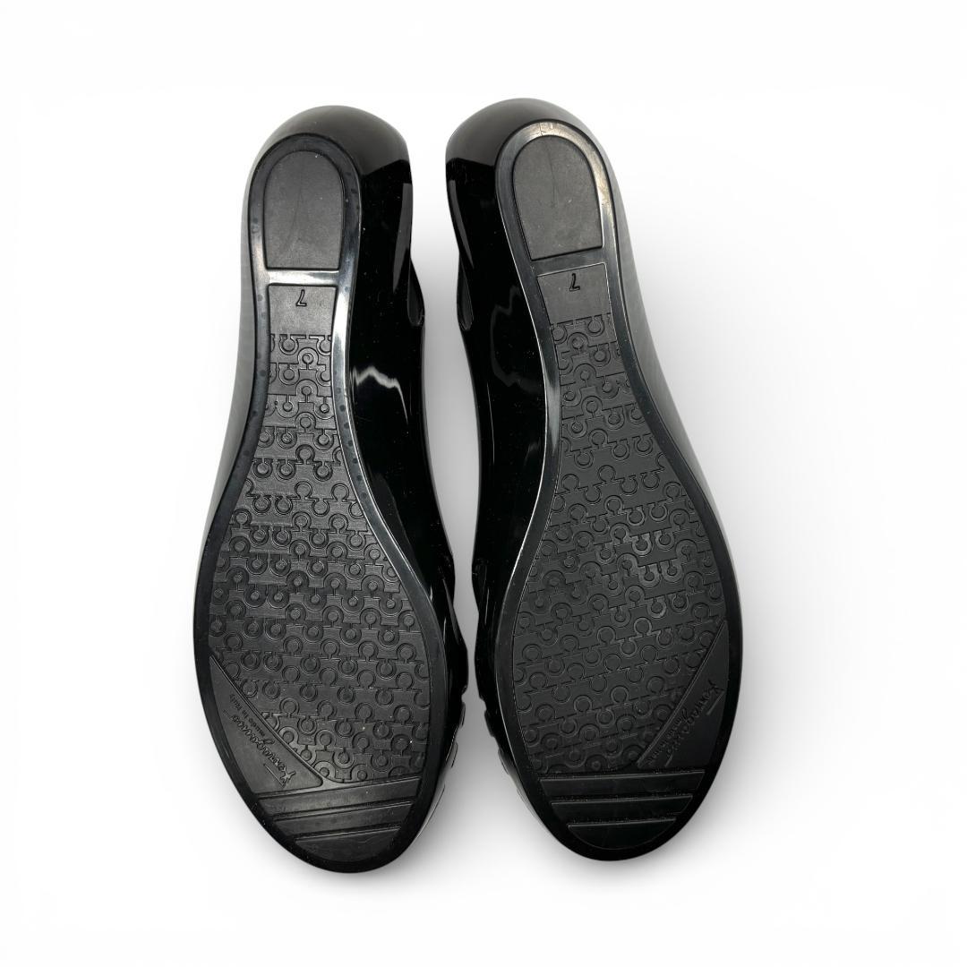 一足あると便利✨ フェラガモ Jelly フラットラバーシューズ 7 24cm