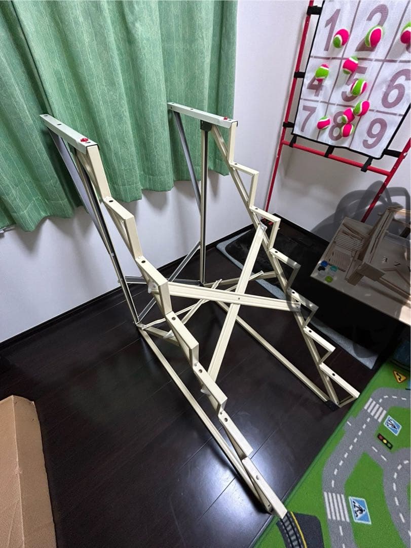 ひな壇 ホワイト 赤い刺繍布付き