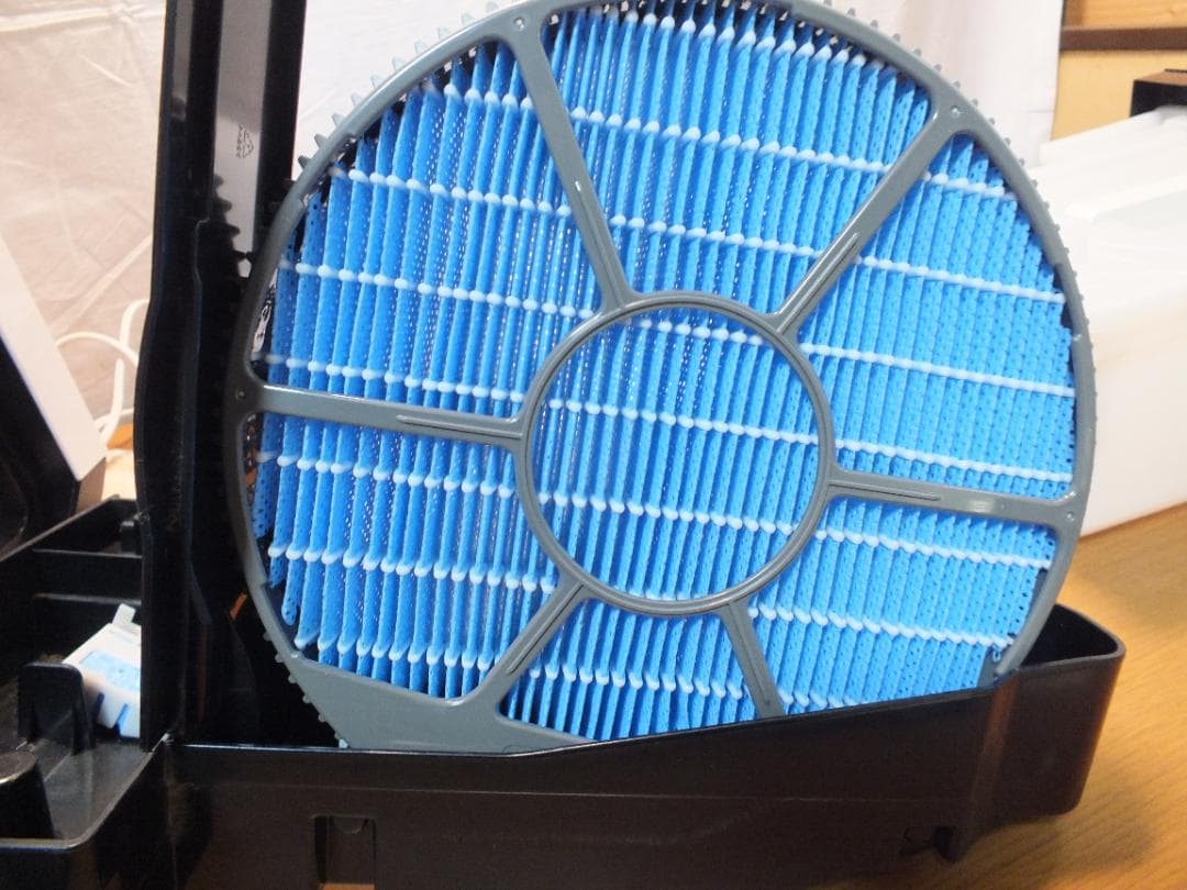 シャープ 除加湿空気清浄機 KC-HD70-W　2021年　484K〇