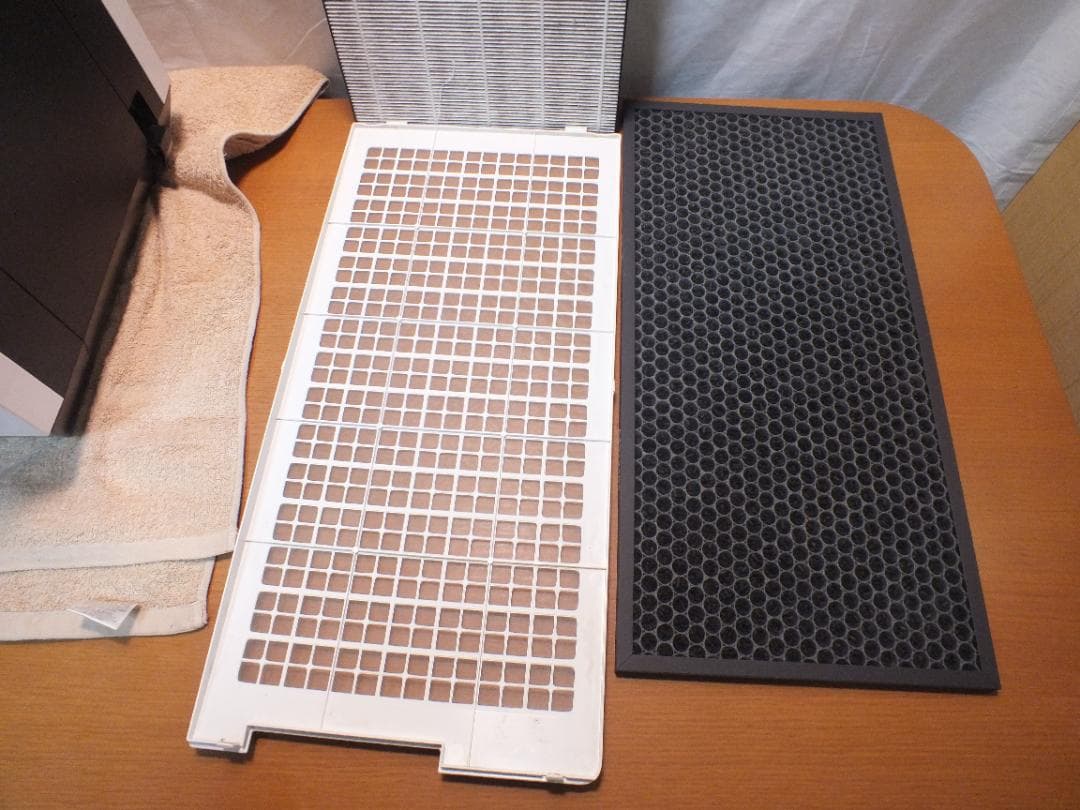 シャープ 除加湿空気清浄機 KC-HD70-W　2021年　484K〇