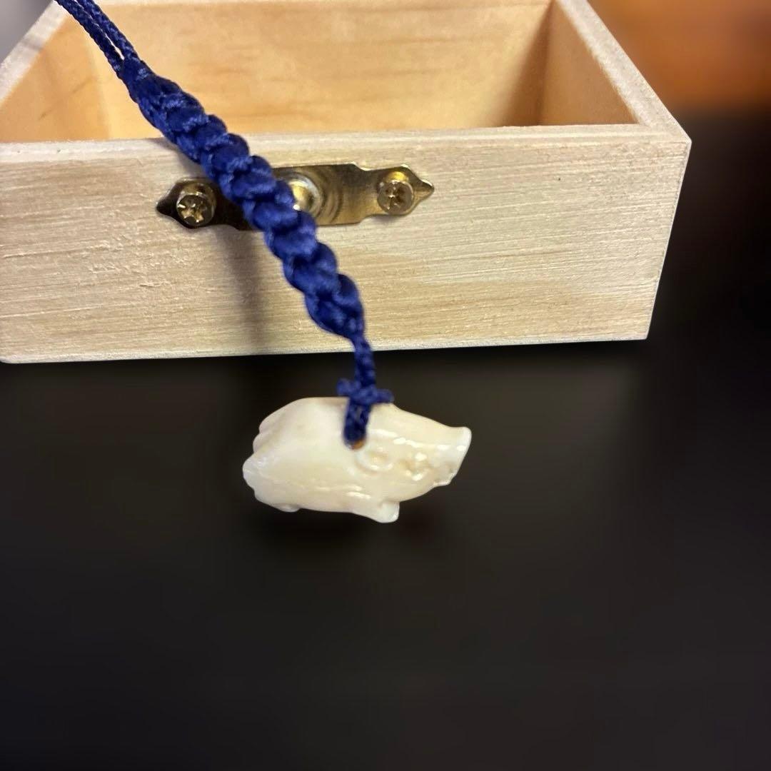 【作家物 白全】白珊瑚 根付 猪（亥）彫刻 縁起物　珊瑚　チャーム　ストラップ
