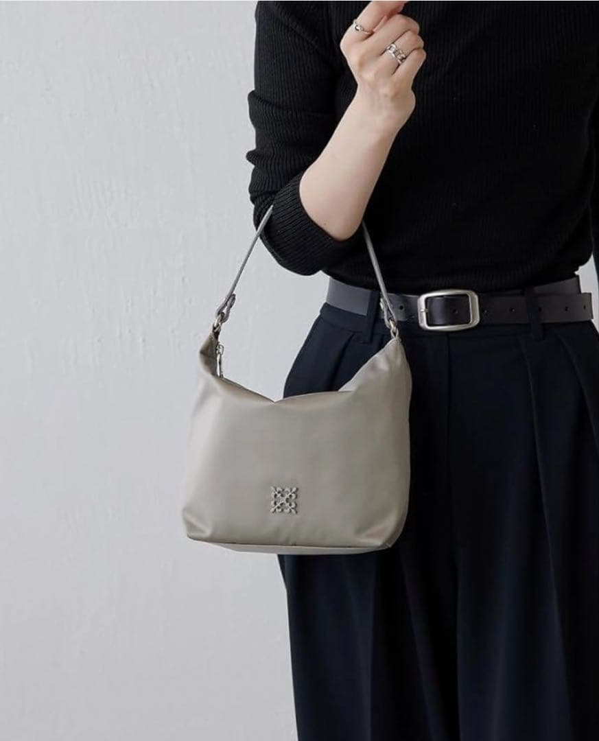 ラシットクラウズナイロンシンプルショルダーバッグ