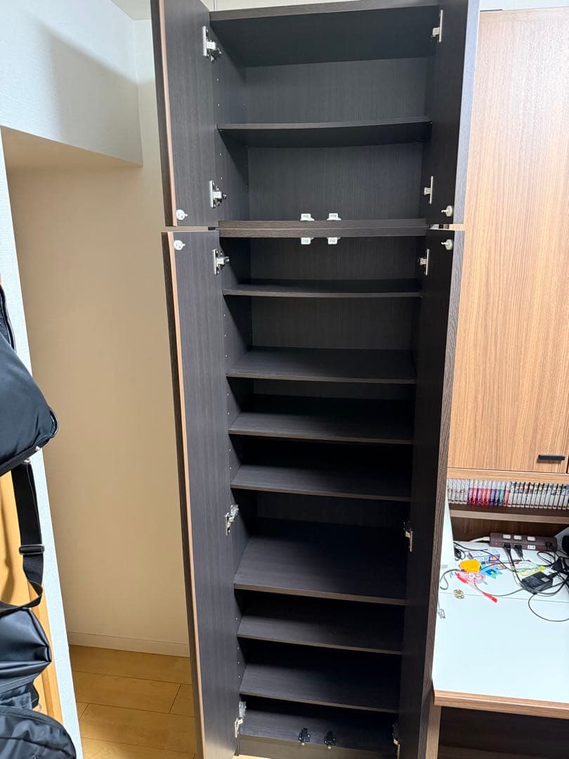 【値下げ応相談】ディノス　扉付き本棚（高さ230×幅59×奥行44.5）