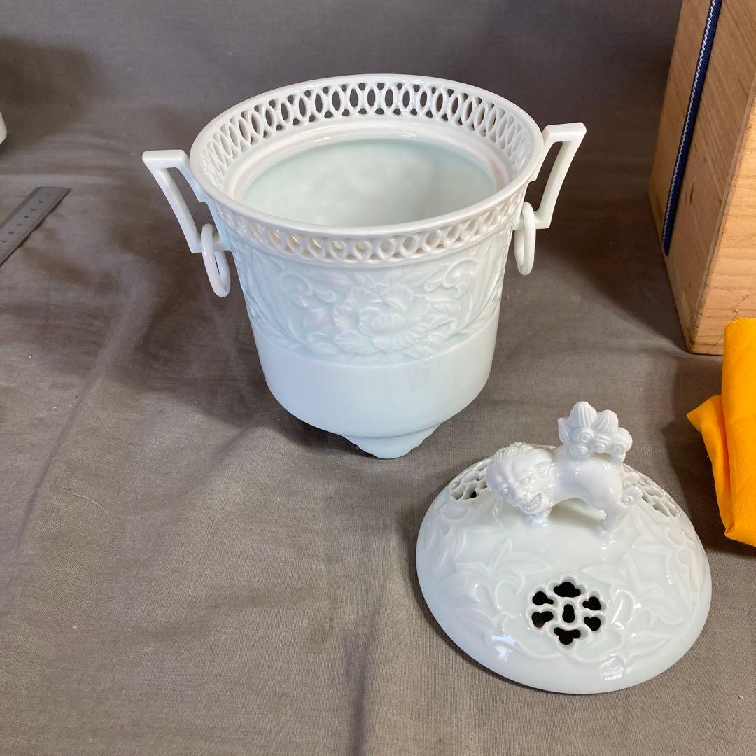 【樋渡陶六】伝統工芸会　重要無形文化財　樋渡陶六作　青白磁彫獅子牡丹唐草文　香炉
