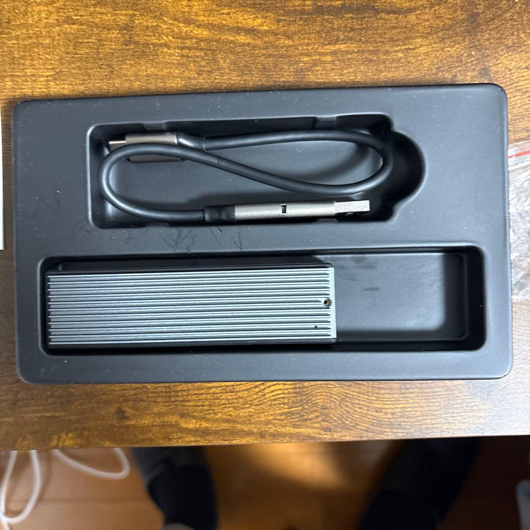 内蔵型M.2 NVMe SSD 2TBとSSDケース