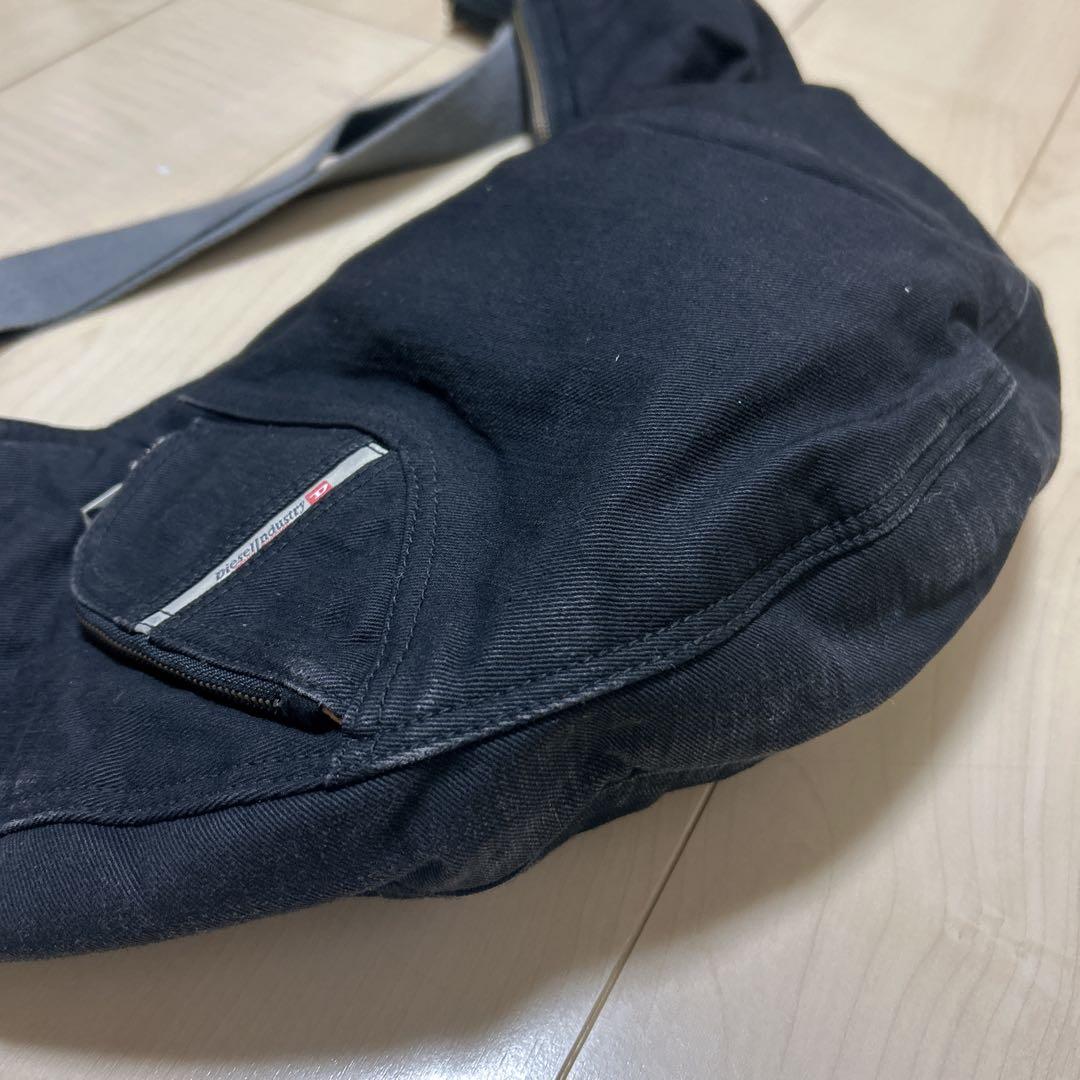 Diesel ブラック バナナショルダーバッグ 三日月