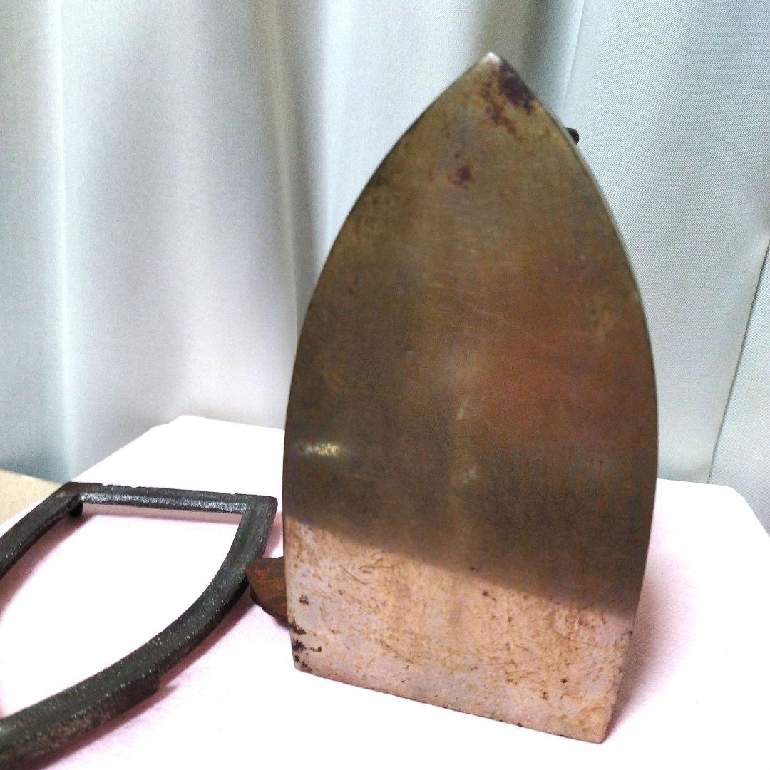 〘明治〜昭和レトロ〙炭火（備長炭付）アイロン本体 ＆置台付木製ハンドル式