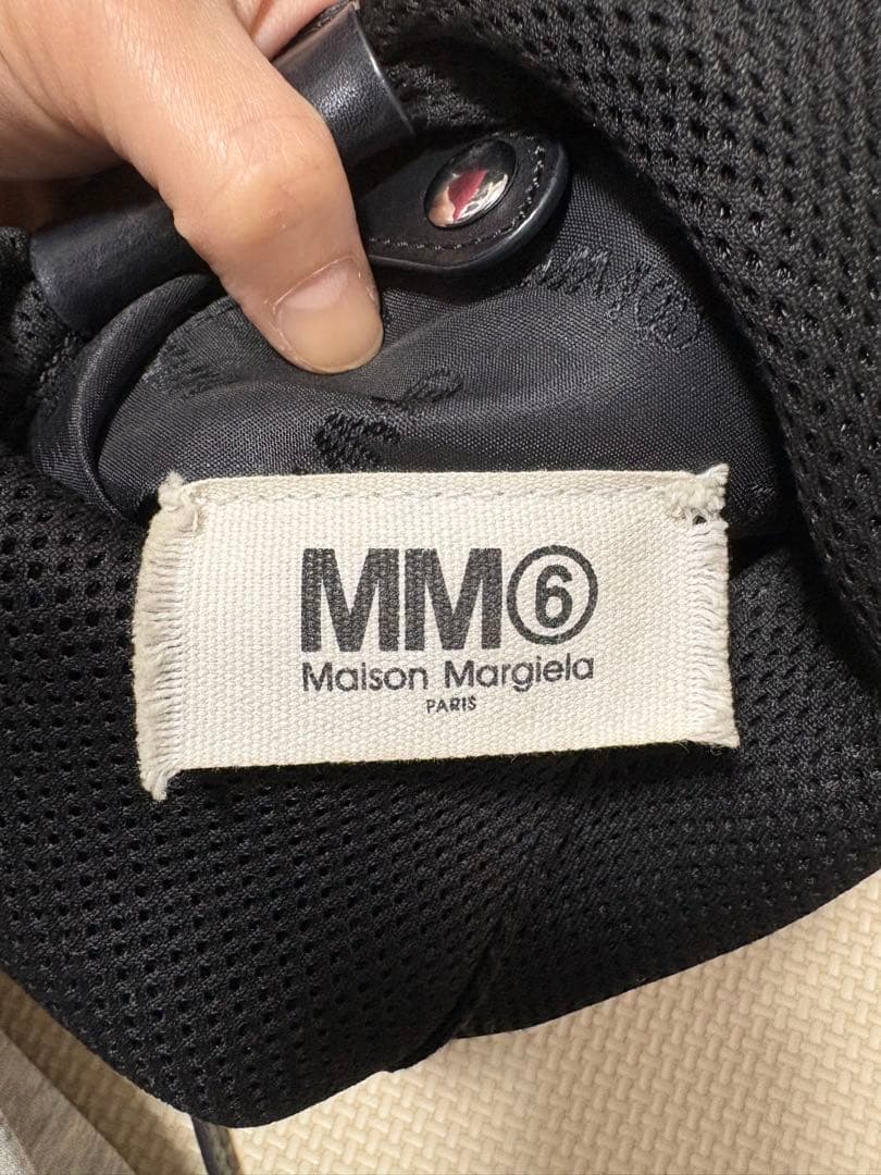 MM6 ブラック ショルダーバッグ