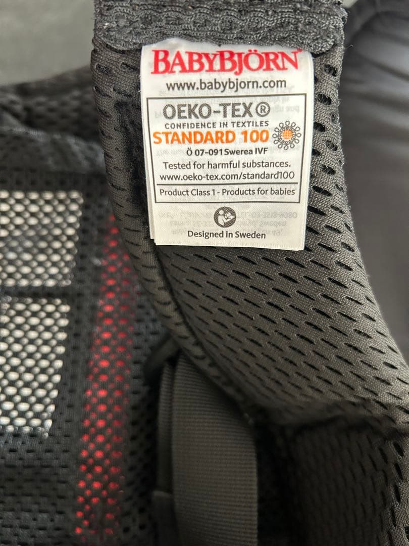 【ほぼ新品】ベビービョルン 専用よだれカバー付　ブラックONE KAI Air