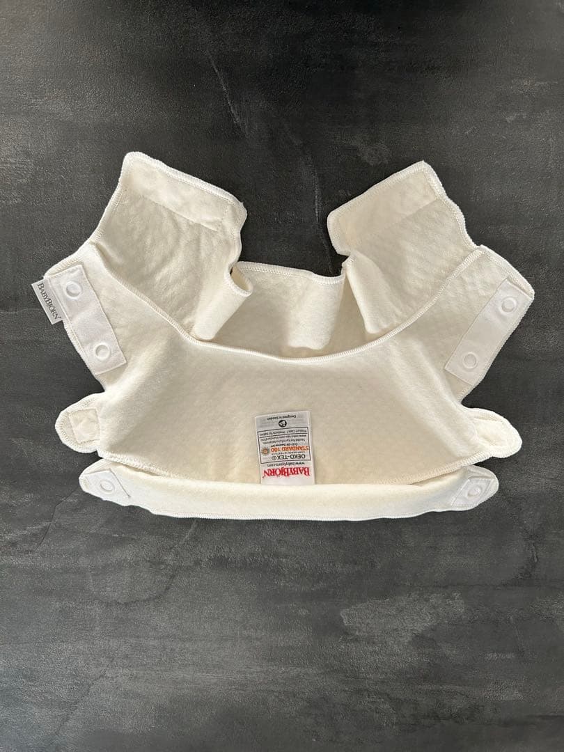 【ほぼ新品】ベビービョルン 専用よだれカバー付　ブラックONE KAI Air