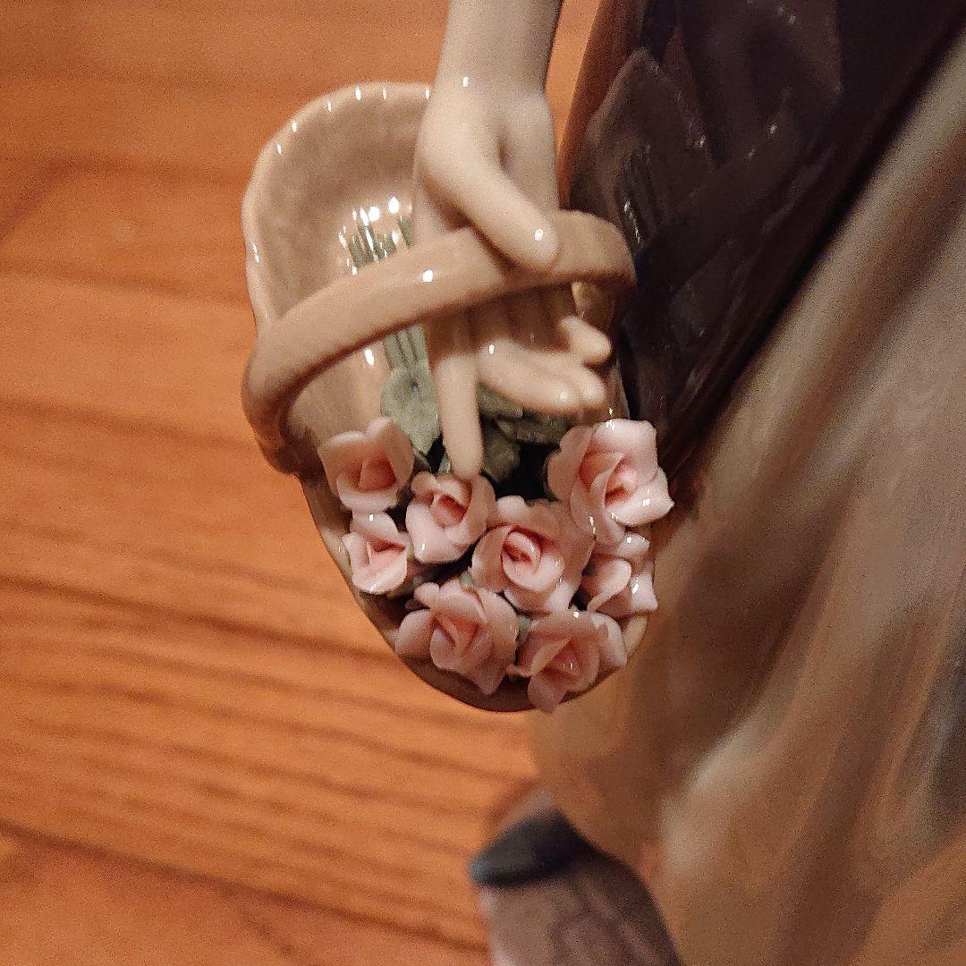 値下げしました。リアドロの薔薇をみつめる婦人