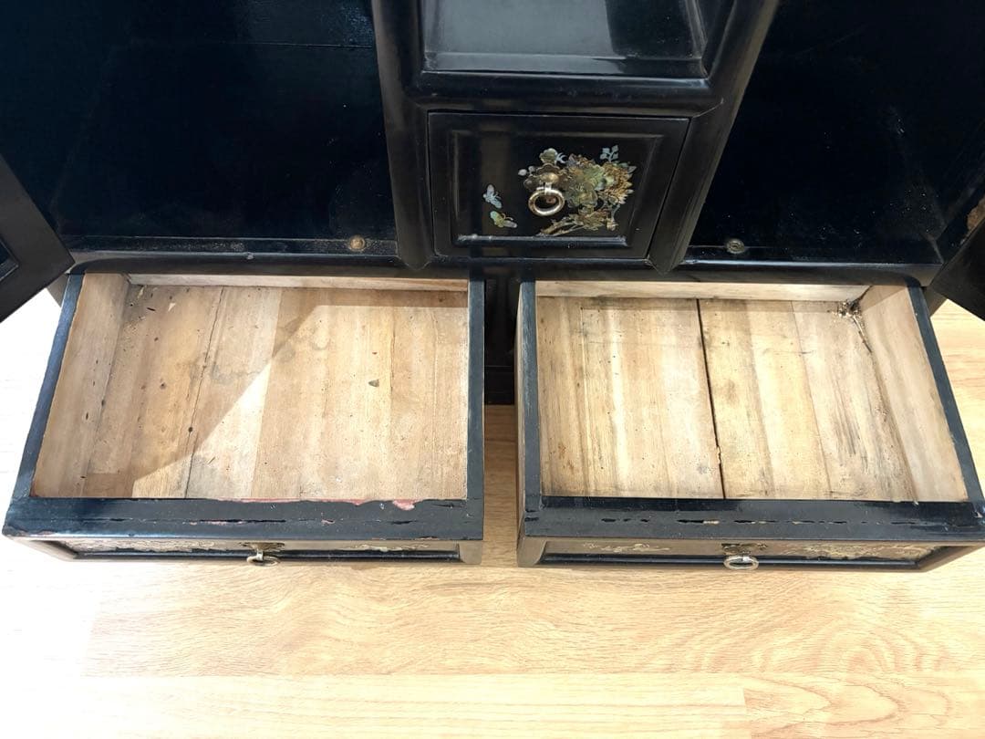 螺鈿細工の飾り棚　黒色　茶箪笥　花鳥の絵柄　段違い　和風　希少