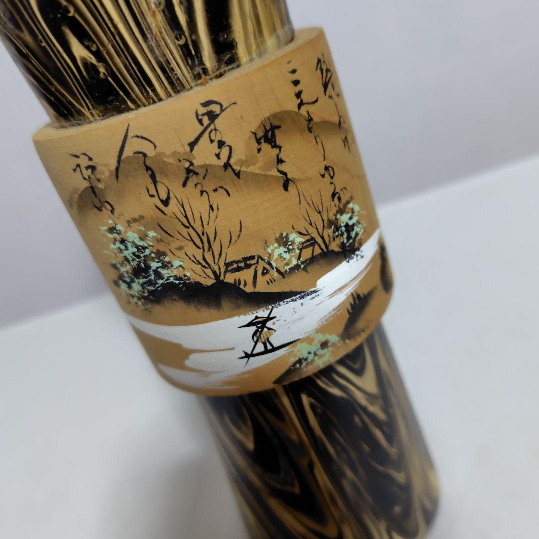 顔が優しい小芥子です。身体の帯が歴史です。