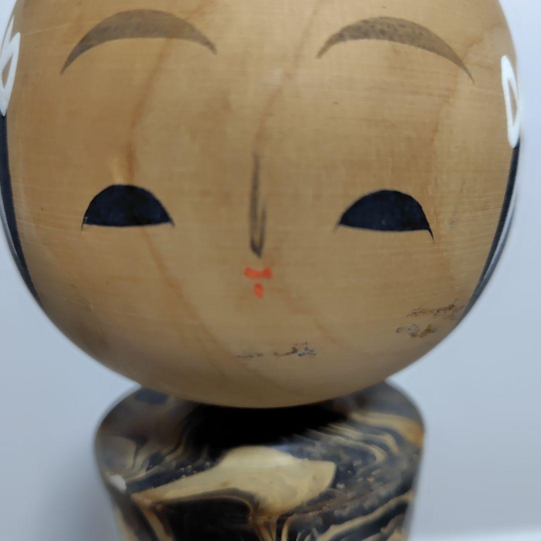 顔が優しい小芥子です。身体の帯が歴史です。