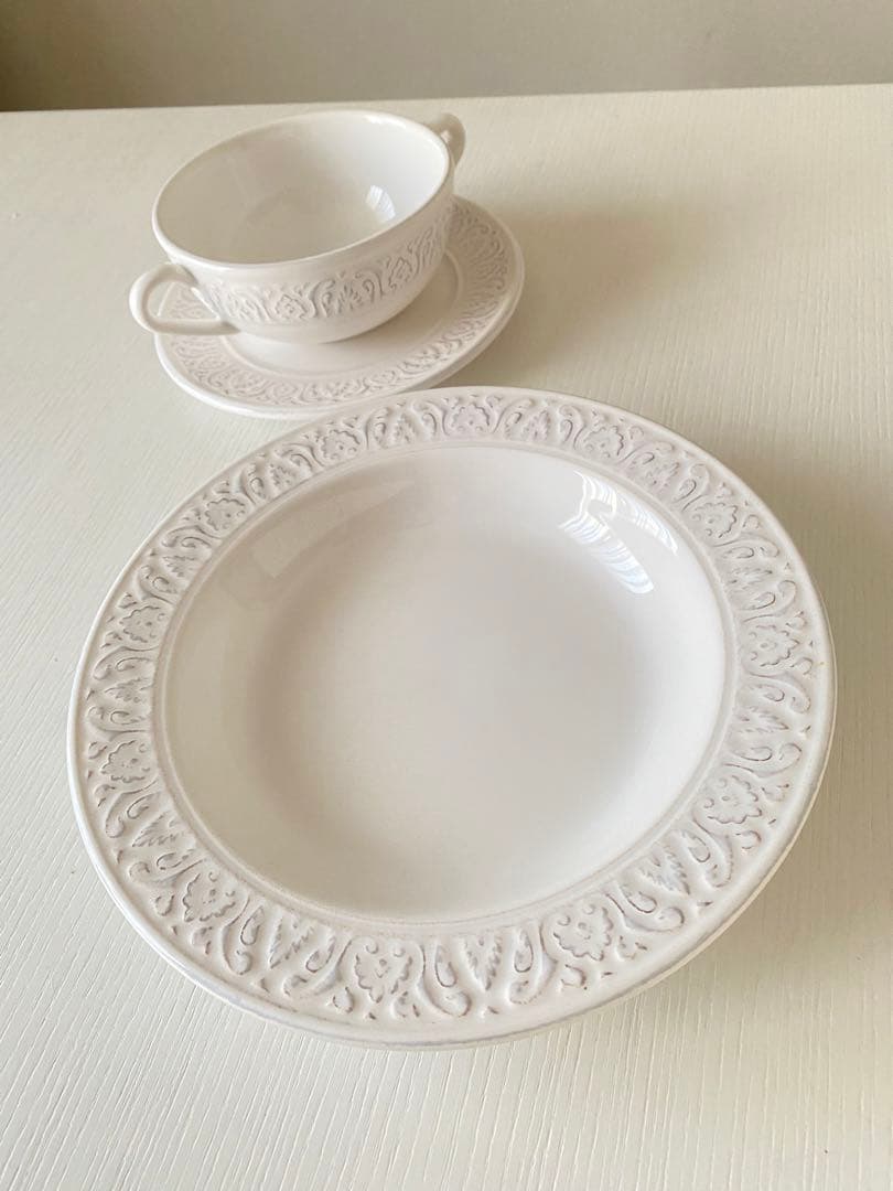 【ZARA 】深皿とカップソーサーの2点セット/白色葉模様の食器セット