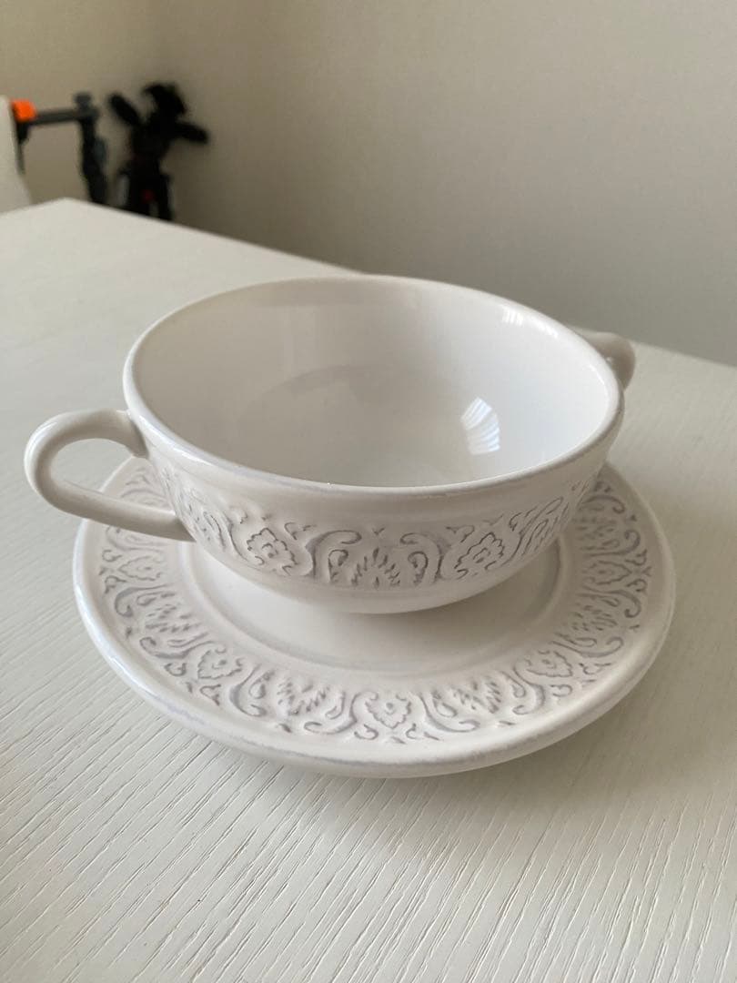 【ZARA 】深皿とカップソーサーの2点セット/白色葉模様の食器セット