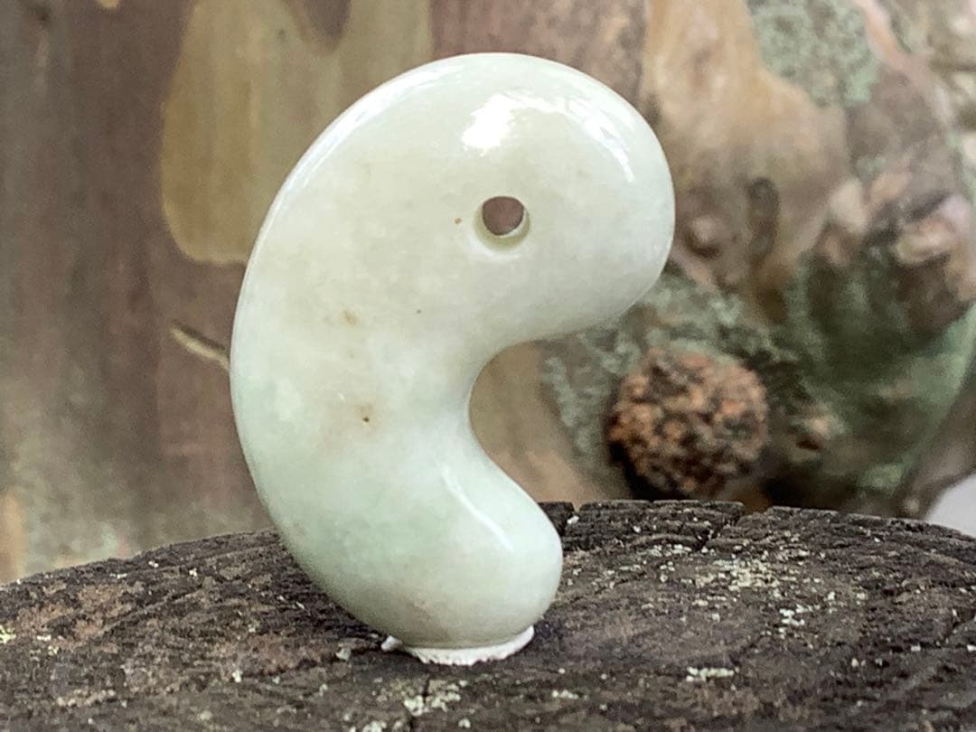 ✳神様からの贈り物‼️ 勾玉　糸魚川翡翠ジェダイト本物をお身近に　最安値　鑑別…