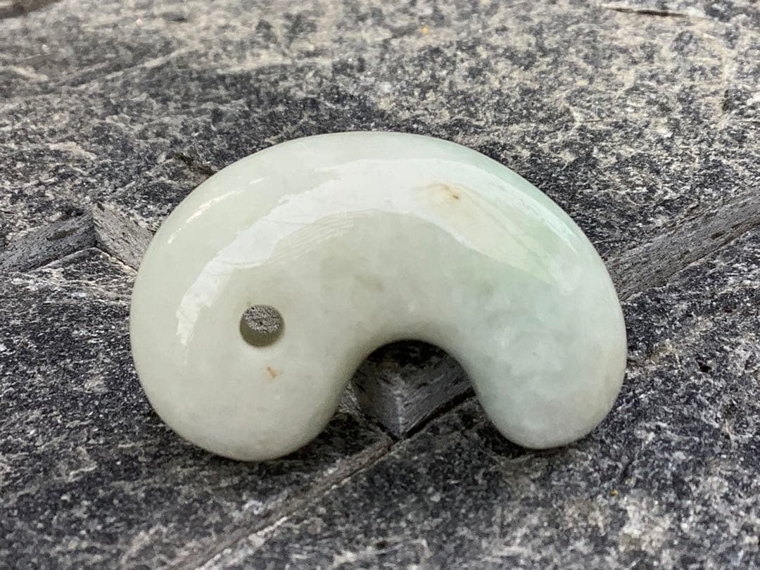 ✳神様からの贈り物‼️ 勾玉　糸魚川翡翠ジェダイト本物をお身近に　最安値　鑑別…