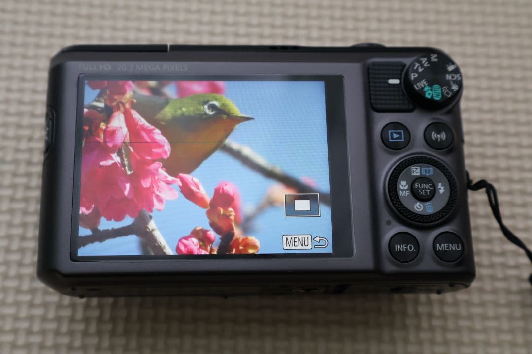 Canon PowerShot SX720 HS本体と付属品（液晶ドット欠け）