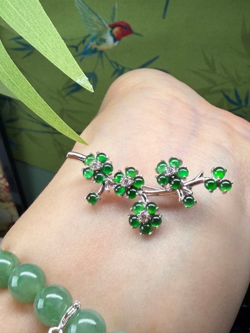 新入荷❣️天然本翡翠　ロウカン質翡翠　上品、華やかい一輪の梅枝ブローチ　鑑定書付き