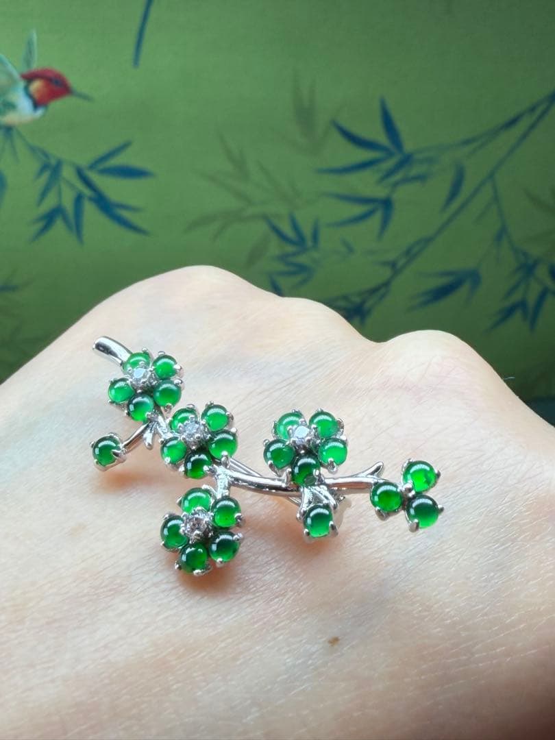 新入荷❣️天然本翡翠　ロウカン質翡翠　上品、華やかい一輪の梅枝ブローチ　鑑定書付き