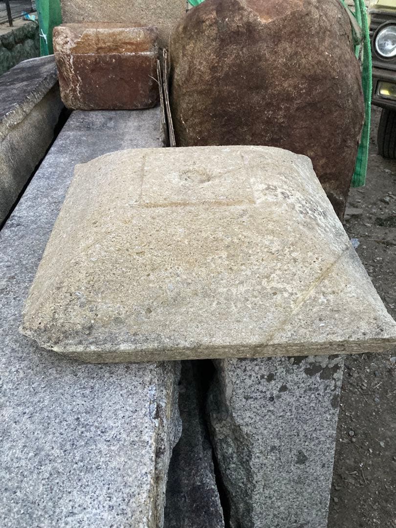 宝殿竜山石燈篭残欠　傘　中台　竿　基礎　黄竜石