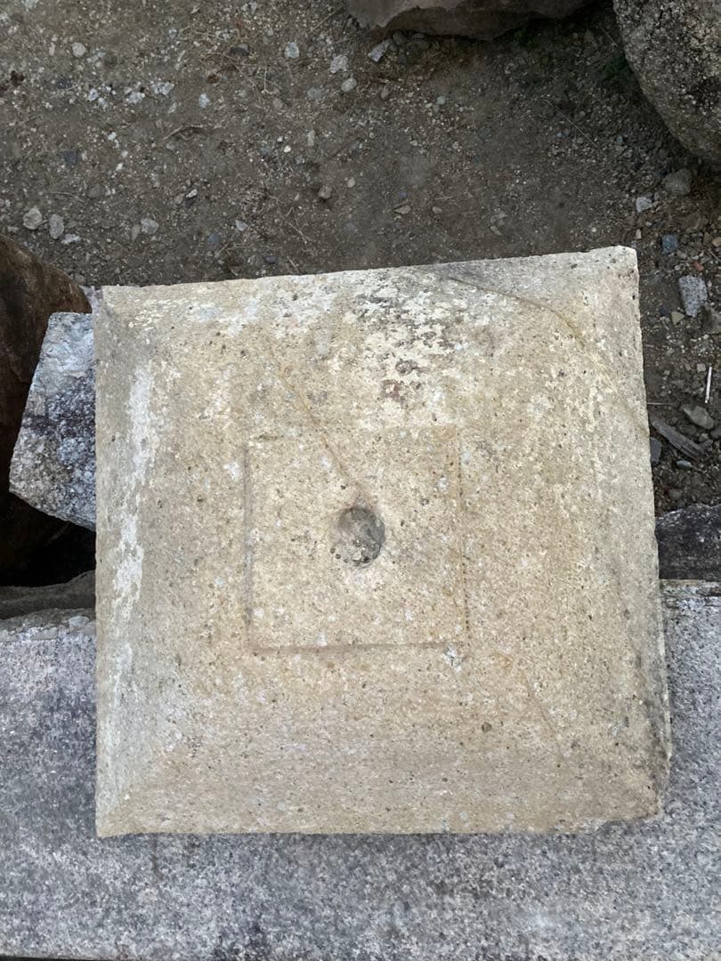 宝殿竜山石燈篭残欠　傘　中台　竿　基礎　黄竜石