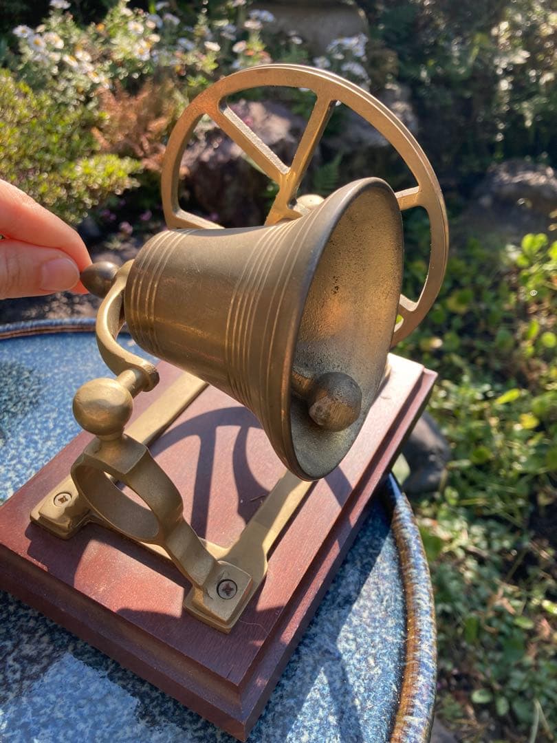 素敵なアンティーク風　真鍮製 車輪付きベル 木製台座