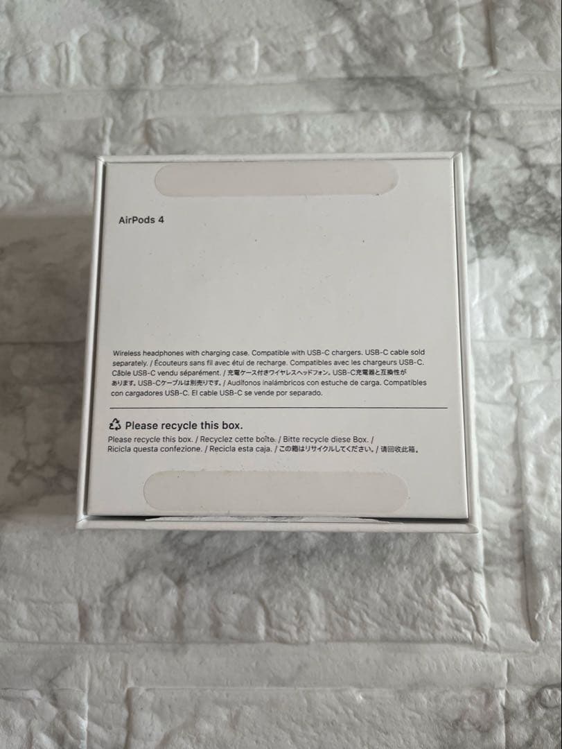 【美品】　AirPods4本体 ホワイト 充電ケース付　ワイヤレスイヤホン