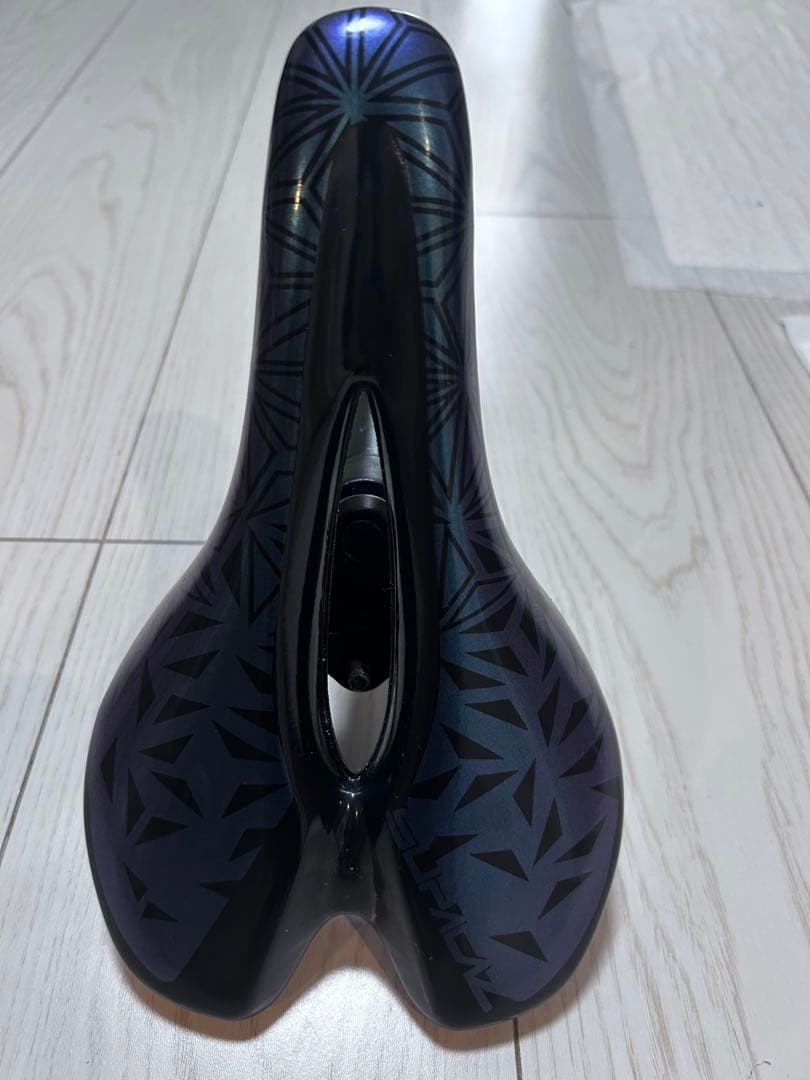 レディースキャノンデールロードバイク サドル黒紫 幾何学模様