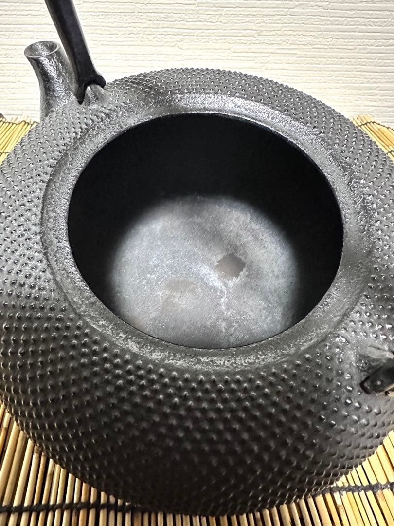 未使用品　南部伝統工芸士 及川寛治作　１８型姥口 アラレ　南部鉄瓶　南部鉄器