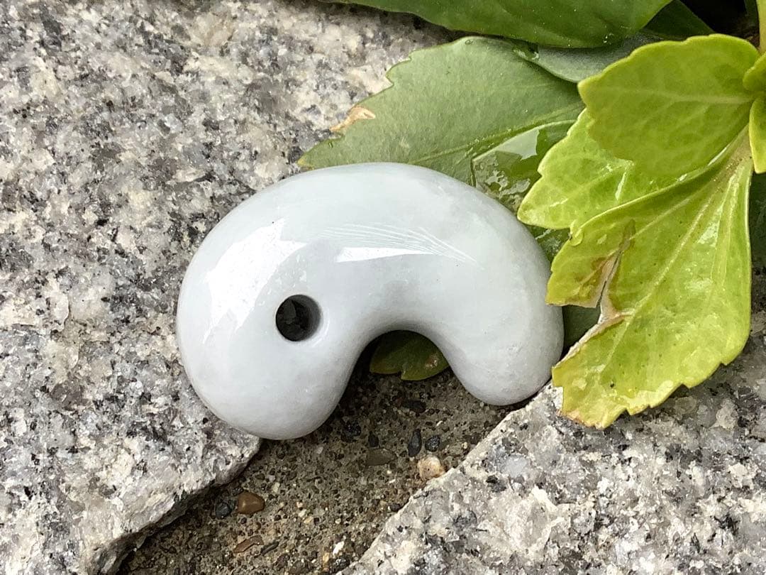 ✳神からの授かり　糸魚川翡翠勾玉　濃いめの白肌　機械鑑定書付の極上品質‼️