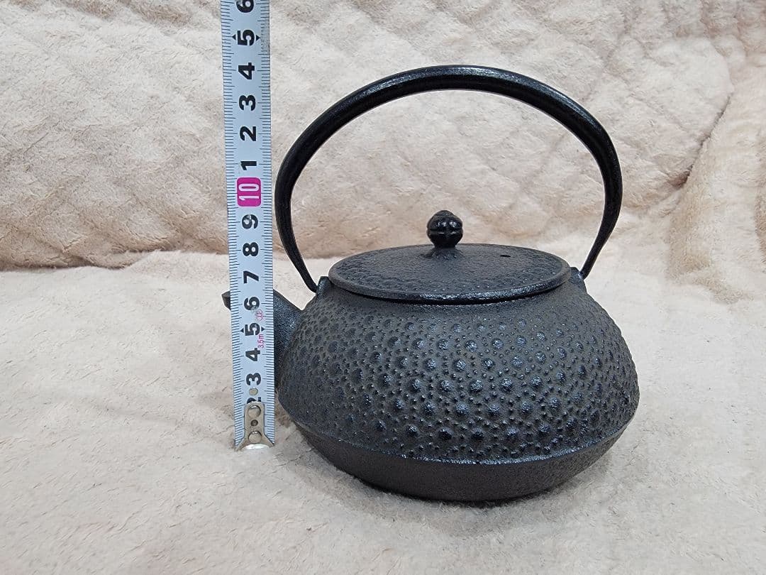 黒色鋳鉄鉄瓶 凹凸デザイン 茶こし付き　南部鉄器