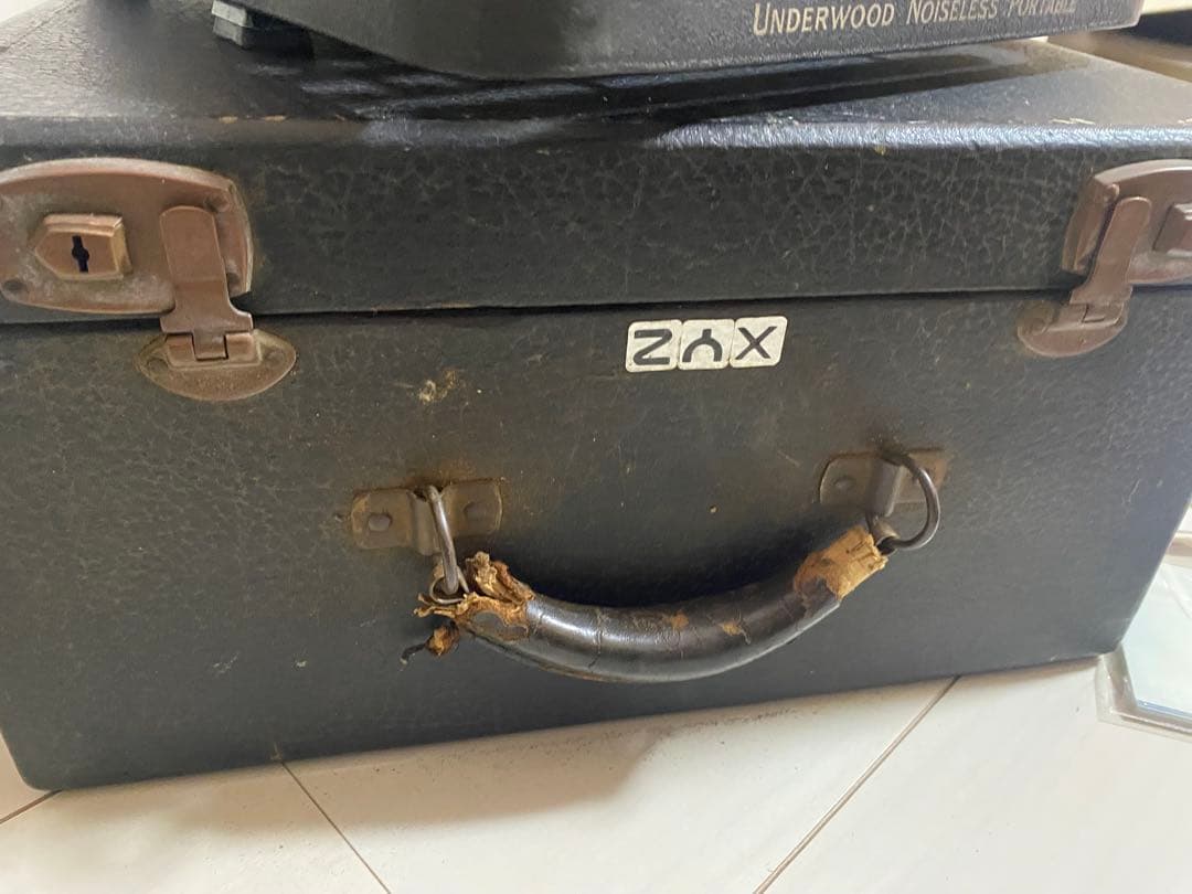 Underwood 手動タイプライター 黒色 ケース付き