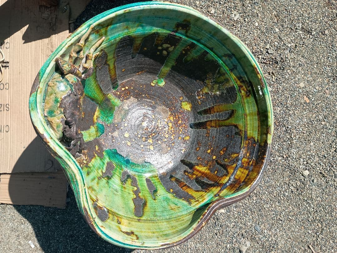 カニの装飾付き陶器製水鉢