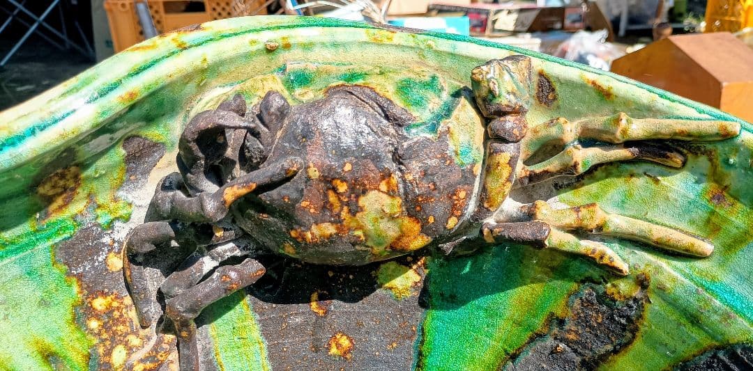カニの装飾付き陶器製水鉢
