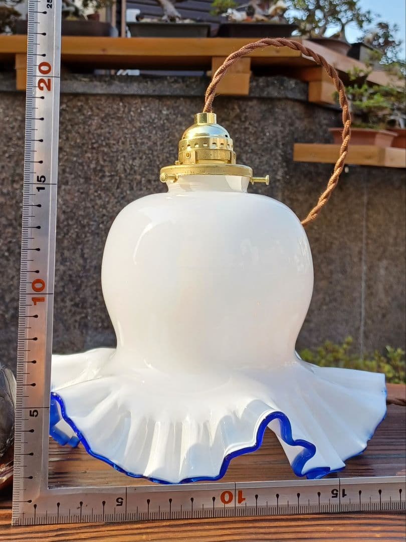 古いフリル色付きミルクホワイトガラスのペンダントライト