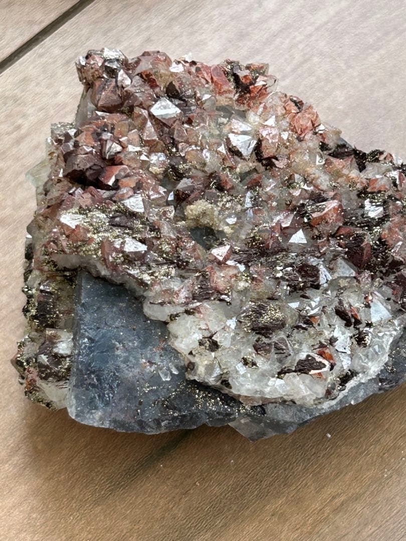 モロッコ産 ブルーフローライト × レッドクォーツパイライト共生 原石