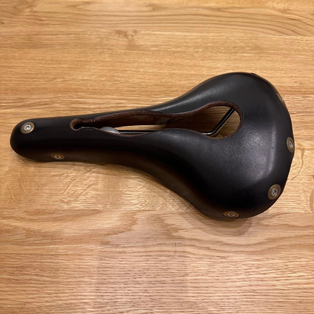 ジルベルソー レザー穴あき サドル