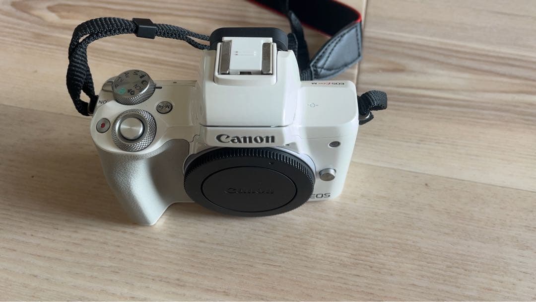 Canon EOS M ホワイト ミラーレスカメラ、交換レンズ、保管ボックス