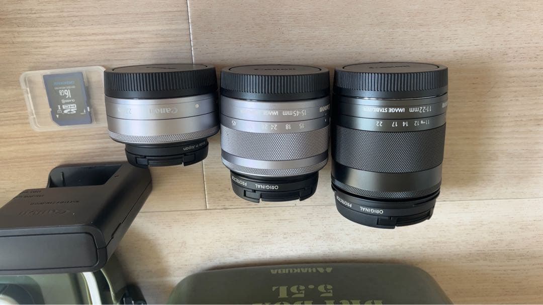 Canon EOS M ホワイト ミラーレスカメラ、交換レンズ、保管ボックス