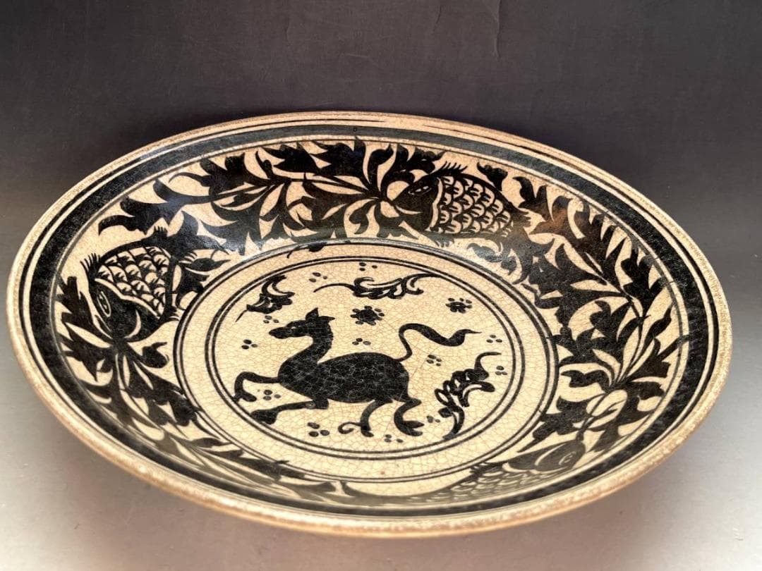 皿■古代の魚と葡萄の木 サンカローク スコータイ窯 鉄絵 黒呉須 安南 馬紋■