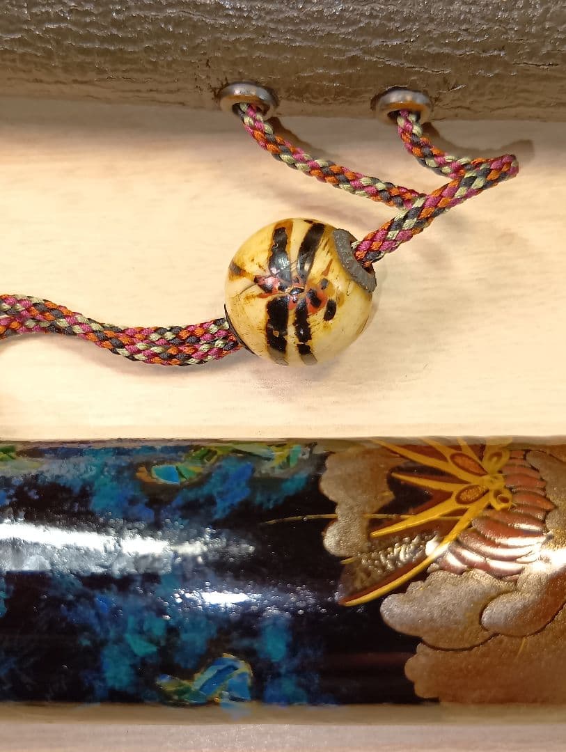 煙草入／蜻蛉前金具／草花図漆蒔絵螺鈿細工