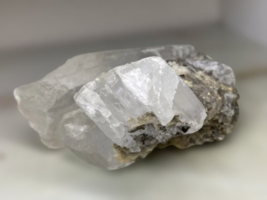 T1040-1虹入りセレナイト原石クラスター　ザンビア産　天然石　レア鉱物　浄化